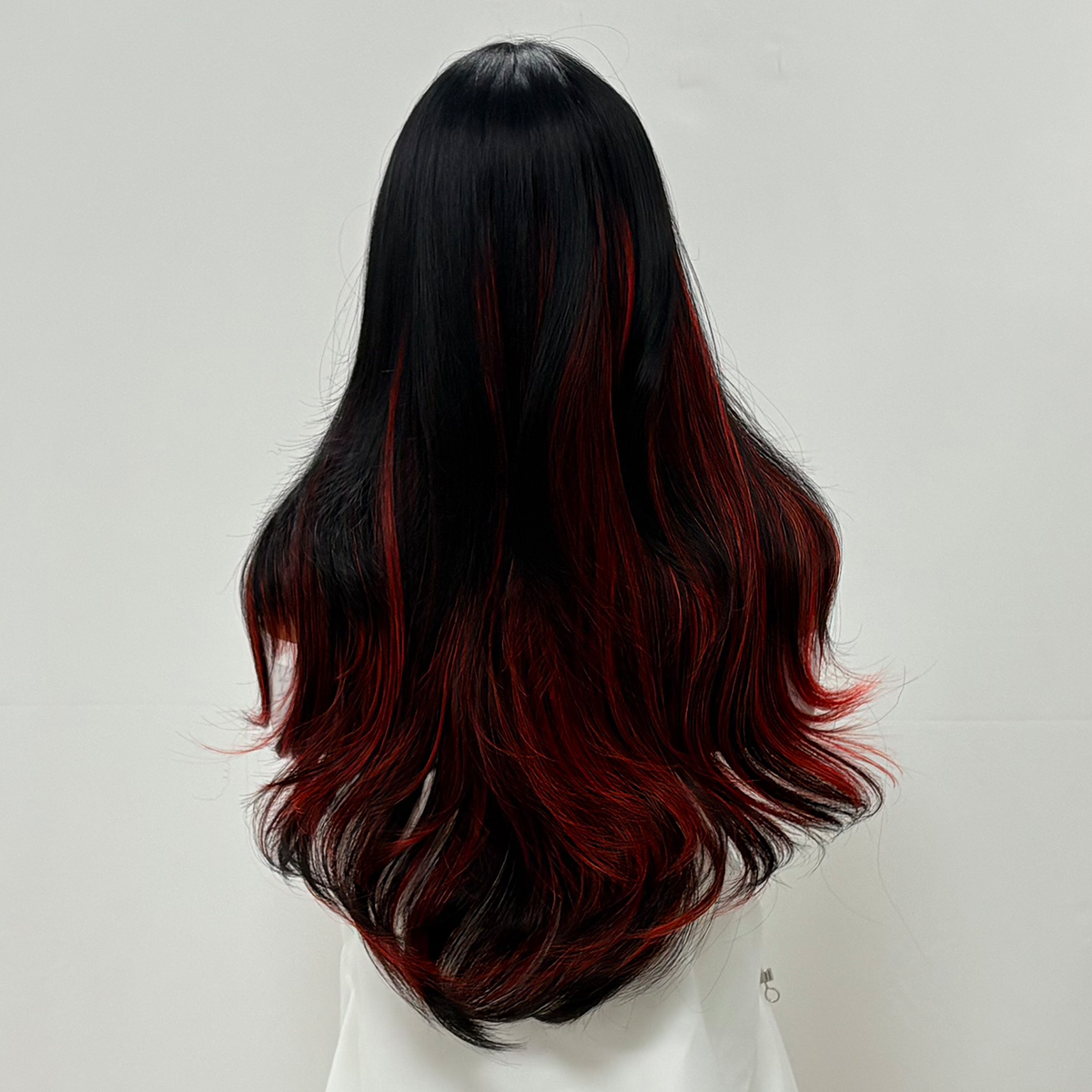 Peluca de 66 centímetro con Mechas Balayage  Fleco en ‘V’ • Ondas Naturales  Para Diario, Fiesta, Viajes  ¡Incluye Opciones para Halloween y Día de Muertos!  Colores Disponibles: Rojo Vibrante, Azul Eléctrico, Morado Mystic y Más  ENVÍO GRATIS