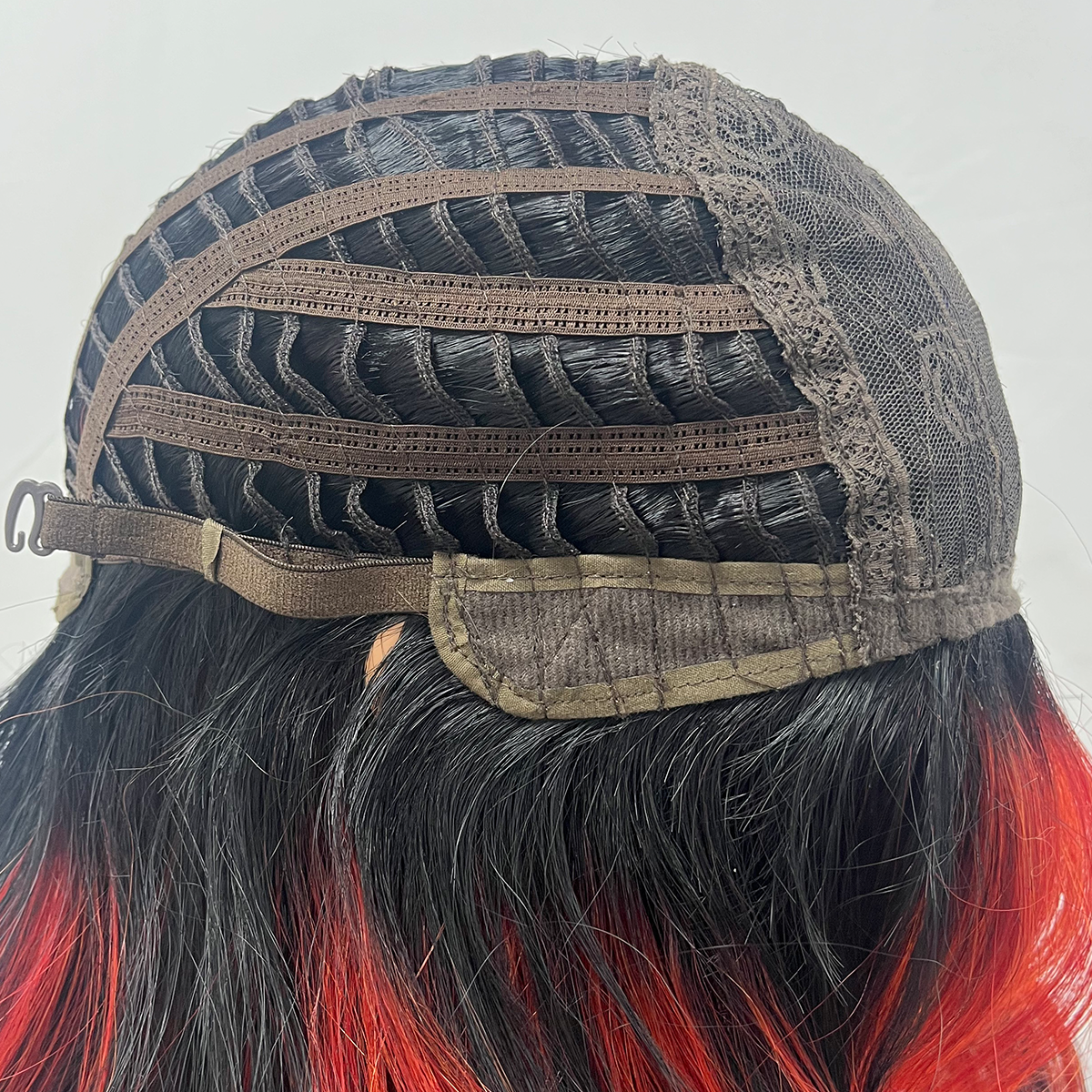 Peluca de 66 centímetro con Mechas Balayage  Fleco en ‘V’ • Ondas Naturales  Para Diario, Fiesta, Viajes  ¡Incluye Opciones para Halloween y Día de Muertos!  Colores Disponibles: Rojo Vibrante, Azul Eléctrico, Morado Mystic y Más  ENVÍO GRATIS